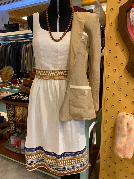 Vestido branco com detalhes na barra