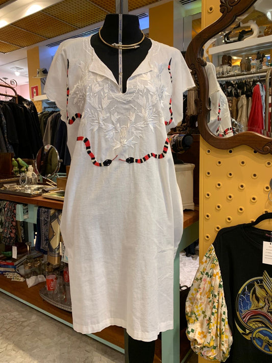 Vestido bordado a mão