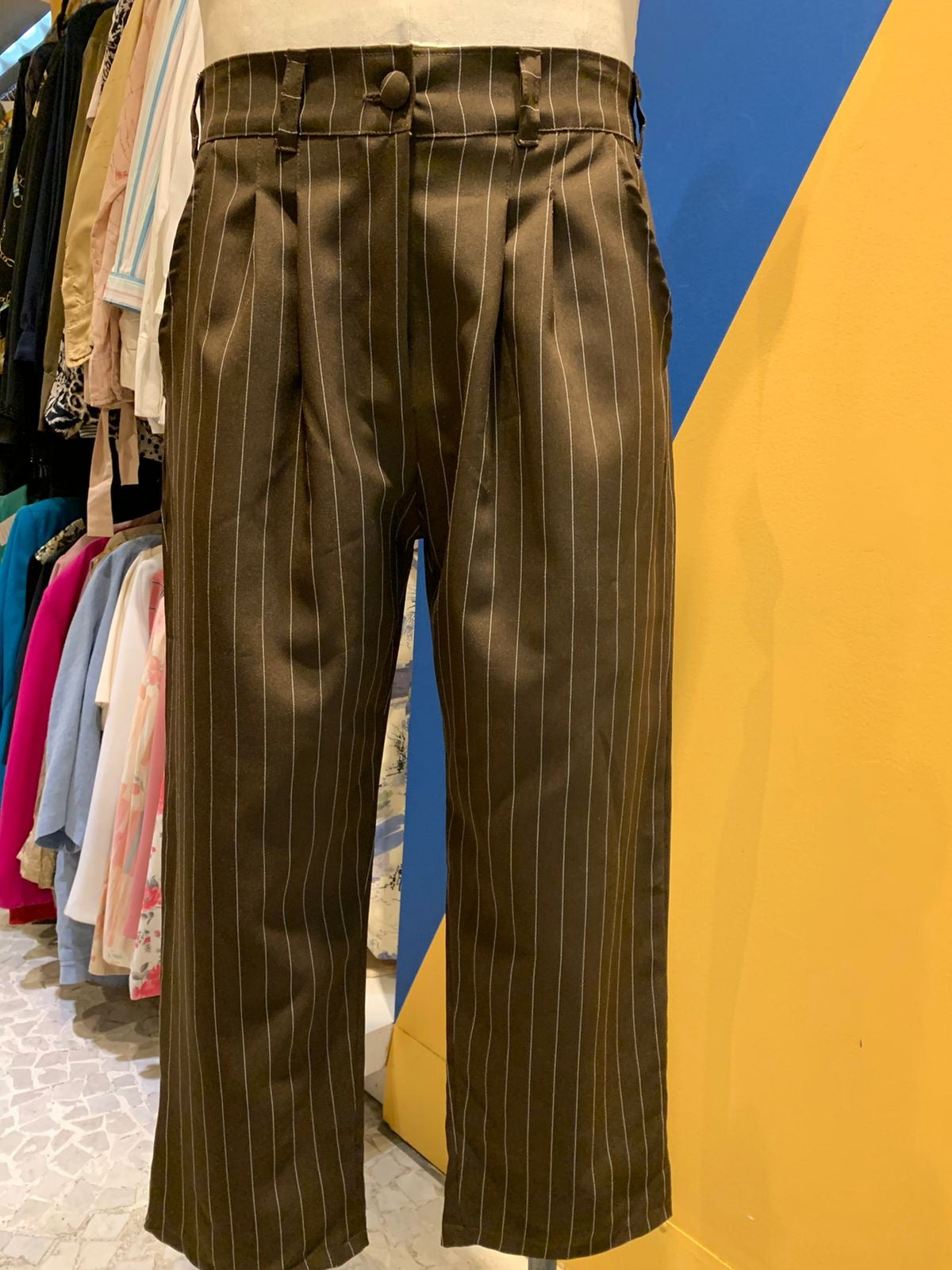 Calça marrom risca de giz