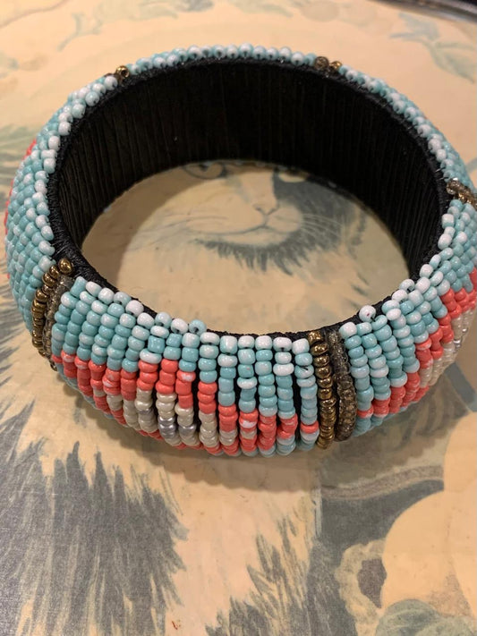 Pulseira em trama e missangas azul com rosa