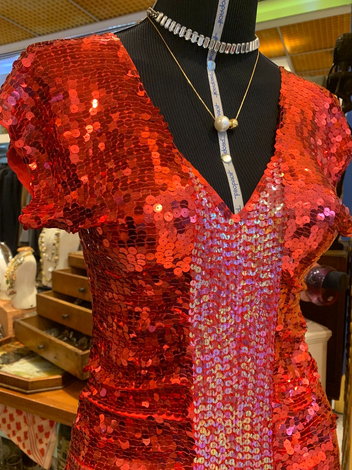Vestido de paetê vermelho feito a mão
