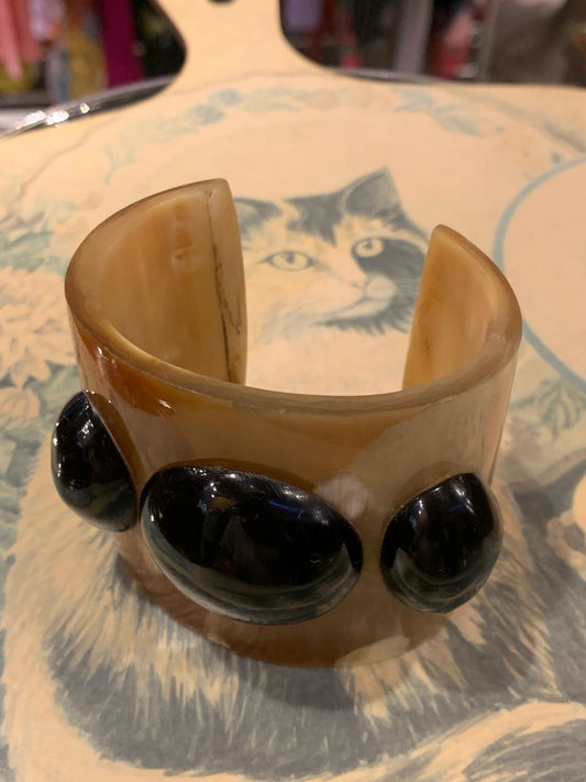 Pulseira grossa vazada acrílica