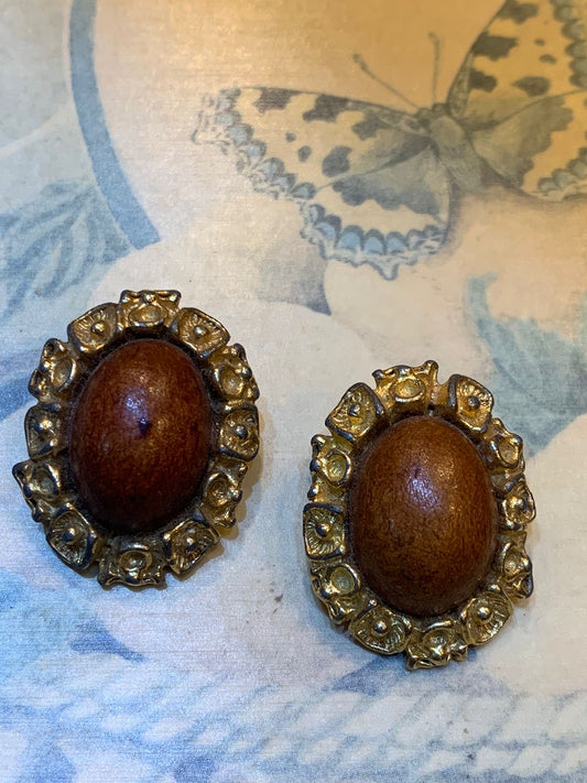 Brinco de pressão dourado com pedra vermelha