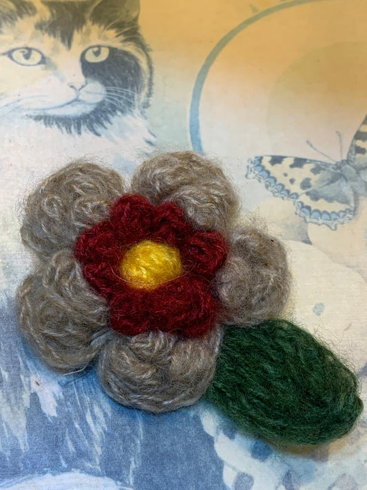 Broche flor crochê