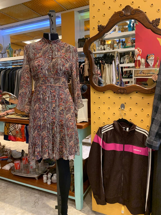Vestido de seda marrom