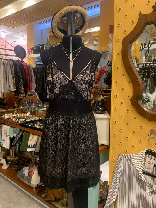 Vestido curto de renda preta