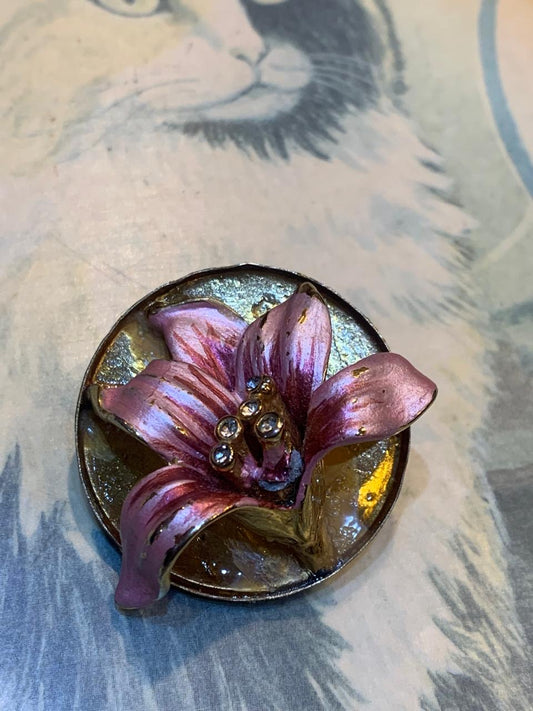 Broche upcycling lírio