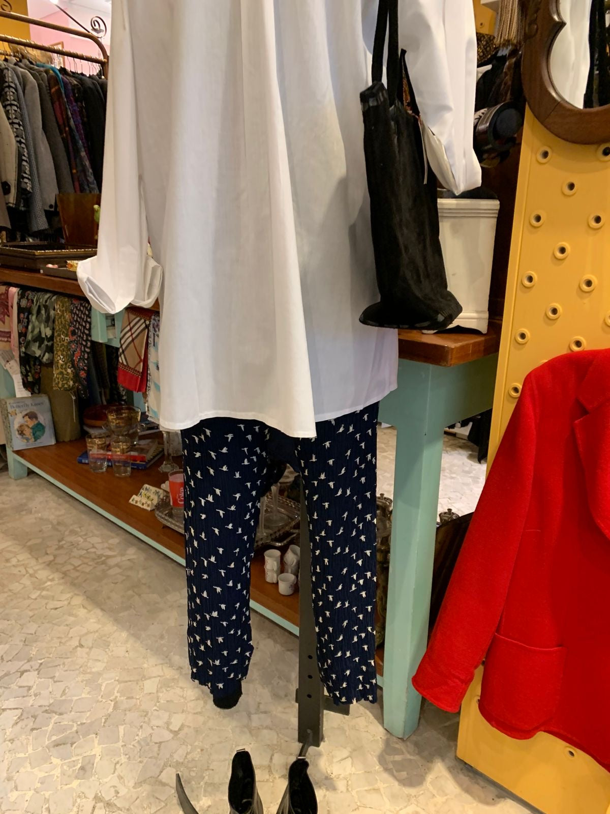 Calça azul estampada de pássaros