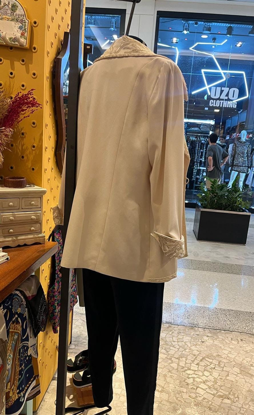 Casaco vintage com gola bordada em missangas