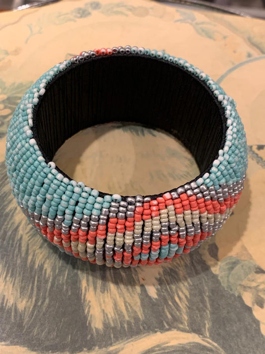 Pulseira grossa em trama e miçangas