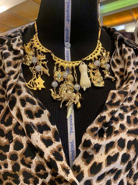 Colar dourado miçangas