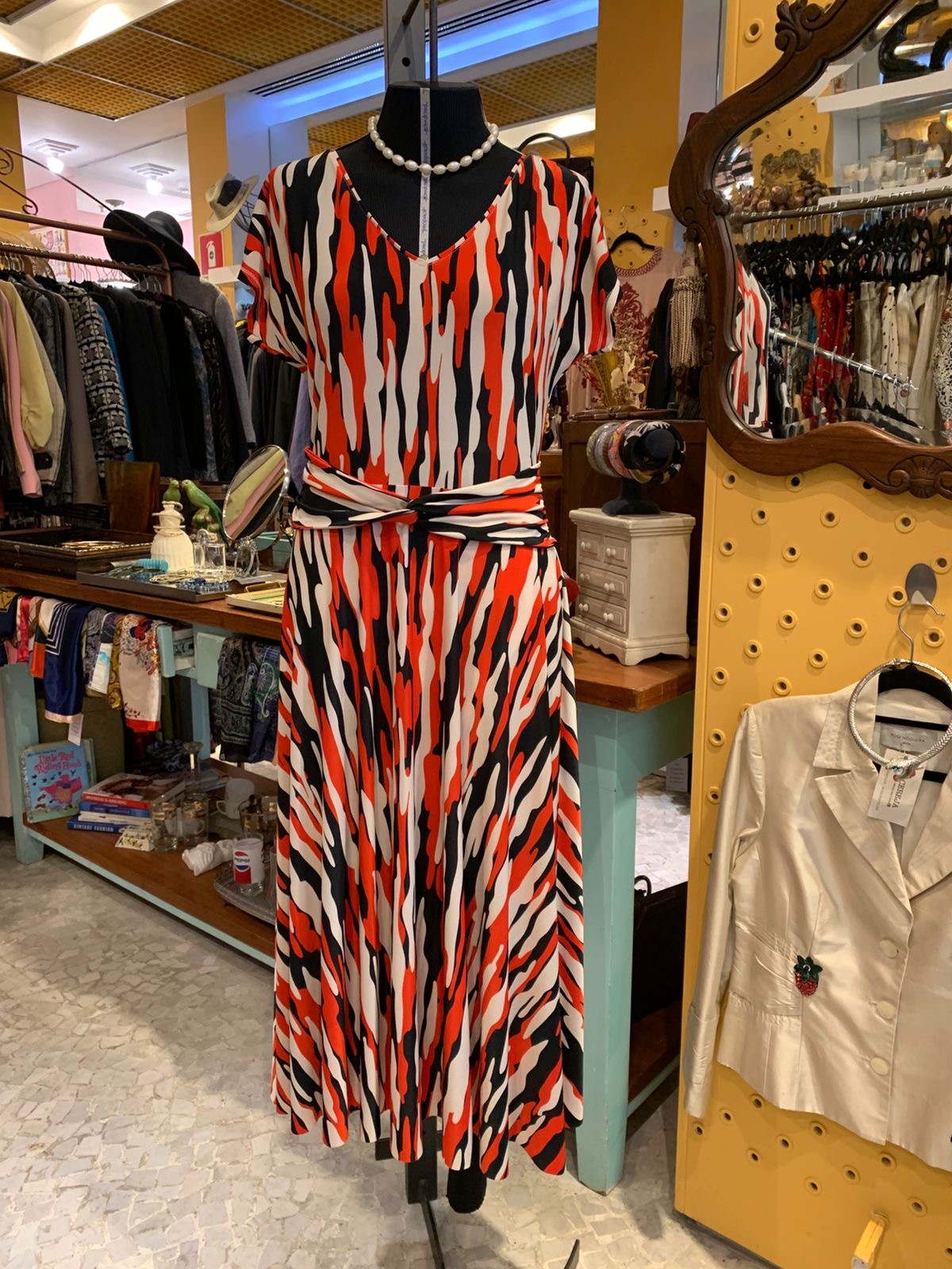 Vestido vermelho preto e branco