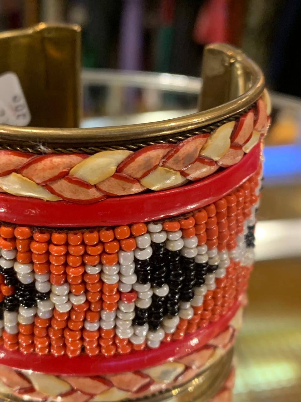 Pulseira grossa vazada  bordada com miçangas  vermelhas