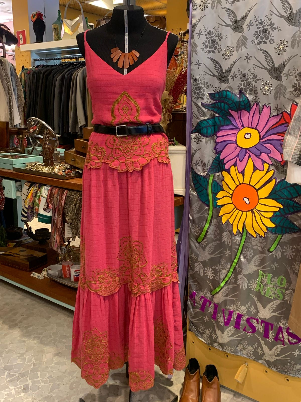 Vestido de linho pink com bordados dourado