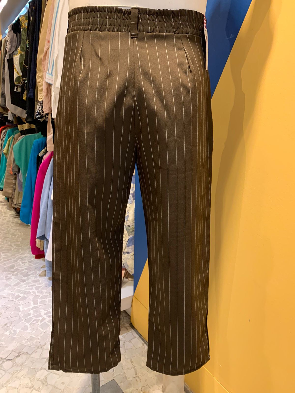 Calça marrom risca de giz
