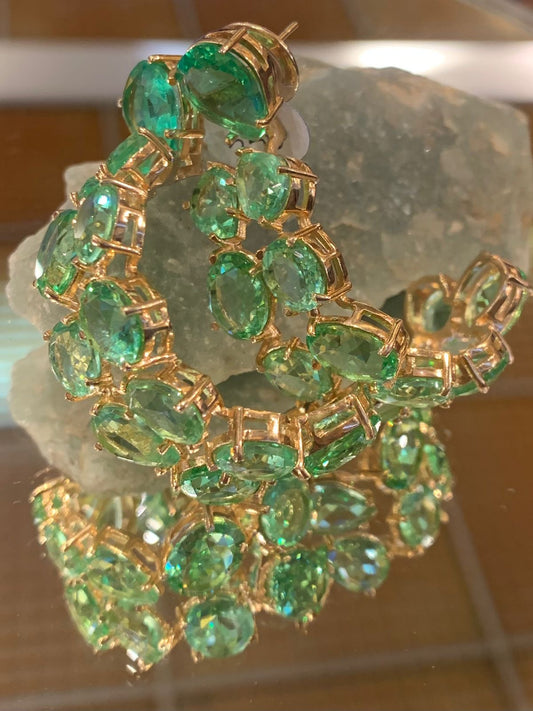 Argola de cristais verdes banhada a ouro 18k
