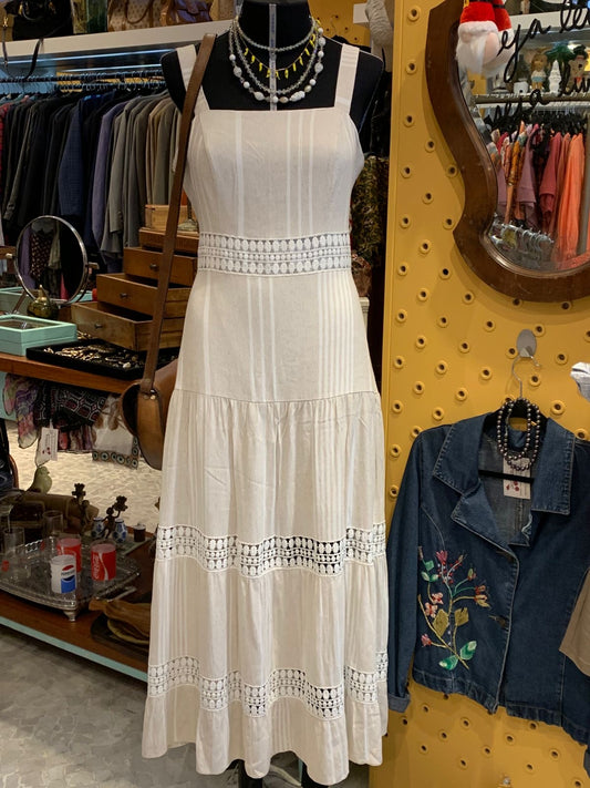 Vestido bege com listras brancas e renda