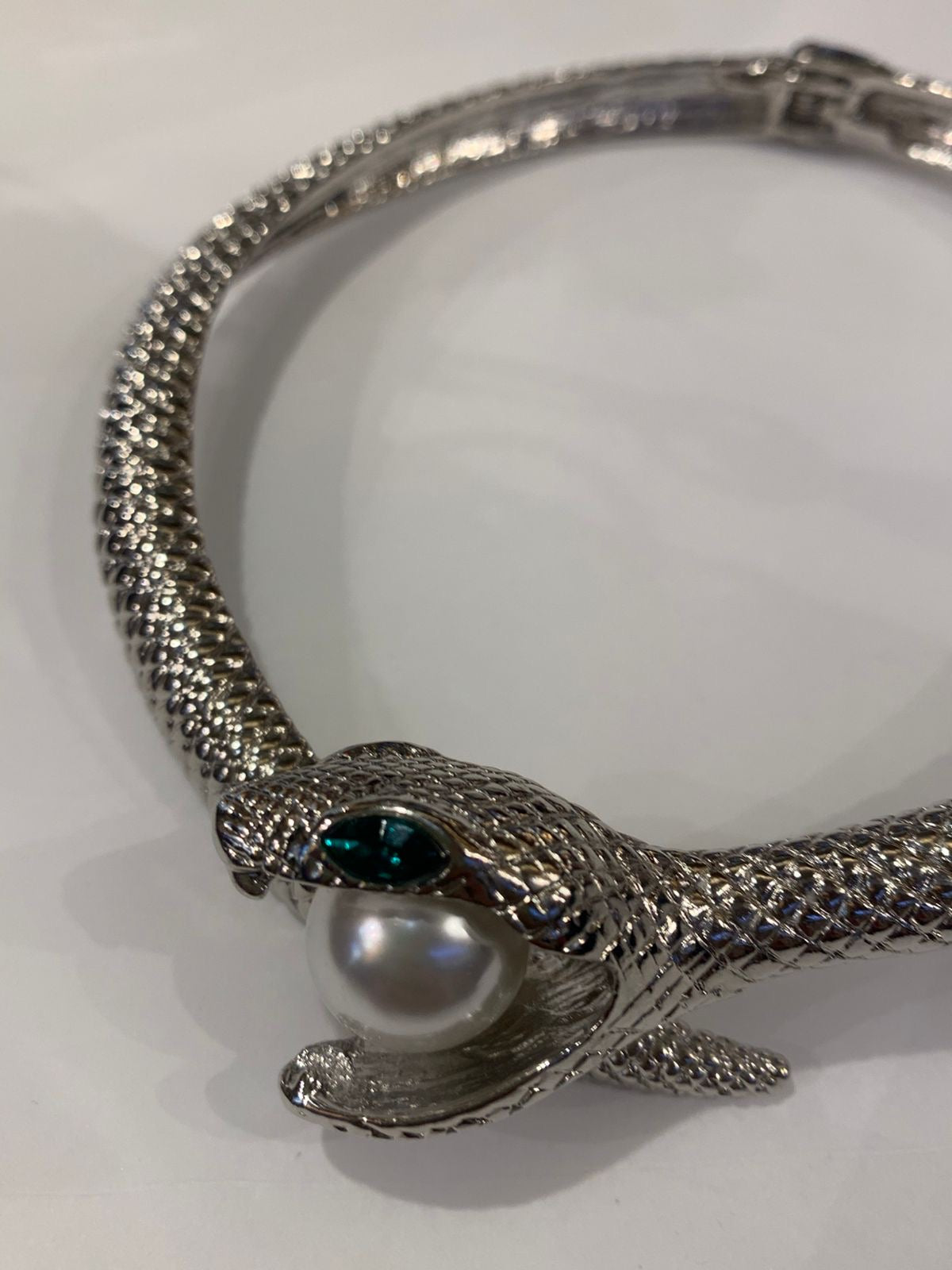 Chocker cobra prata com pérola