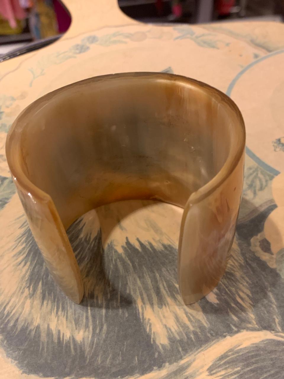 Pulseira grossa vazada acrílica