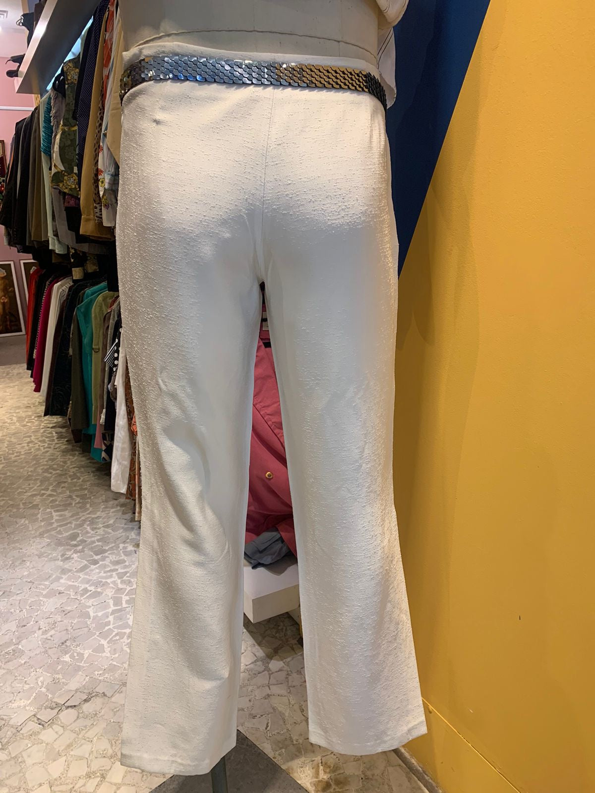 Calça branca com lantejoulas do lado e fenda