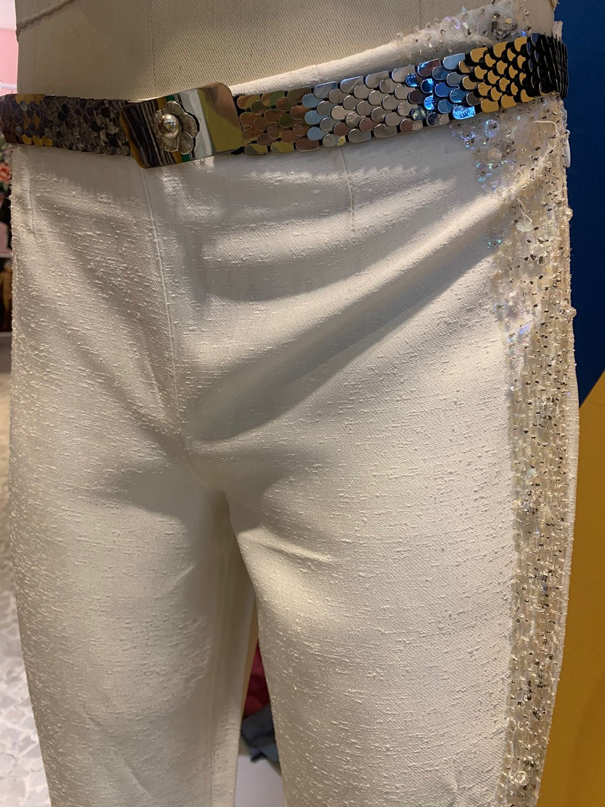 Calça branca com lantejoulas do lado e fenda