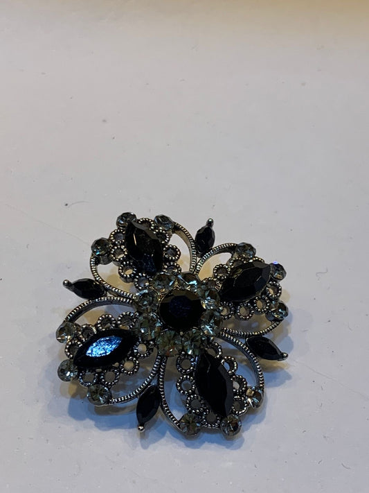 Broche flor cravejado pedras pretas