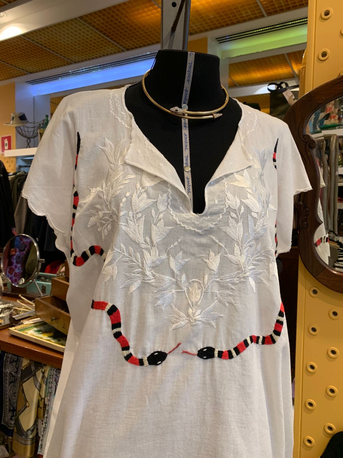 Vestido bordado a mão