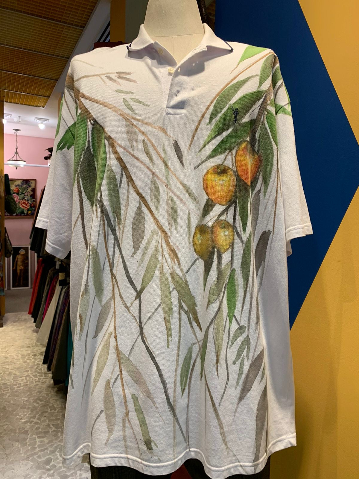 Camisa pintada a mão de pequeno produtor