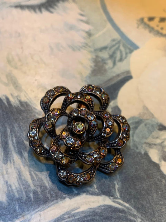 Broche vintage flor vazada com strass