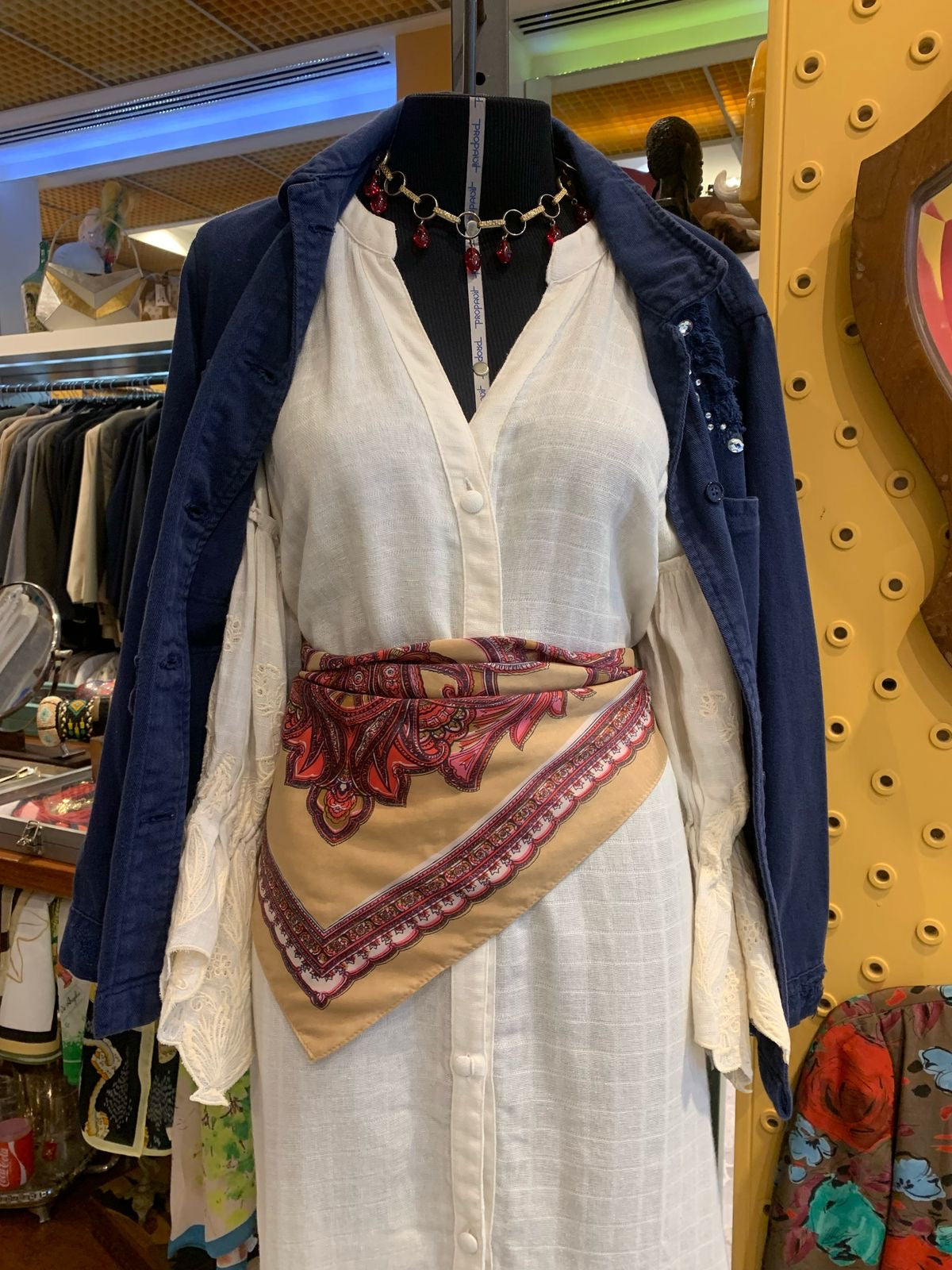 Vestido de algodão com bordado na manga