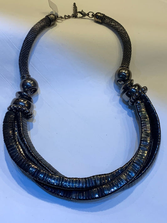 Colar curto preto
