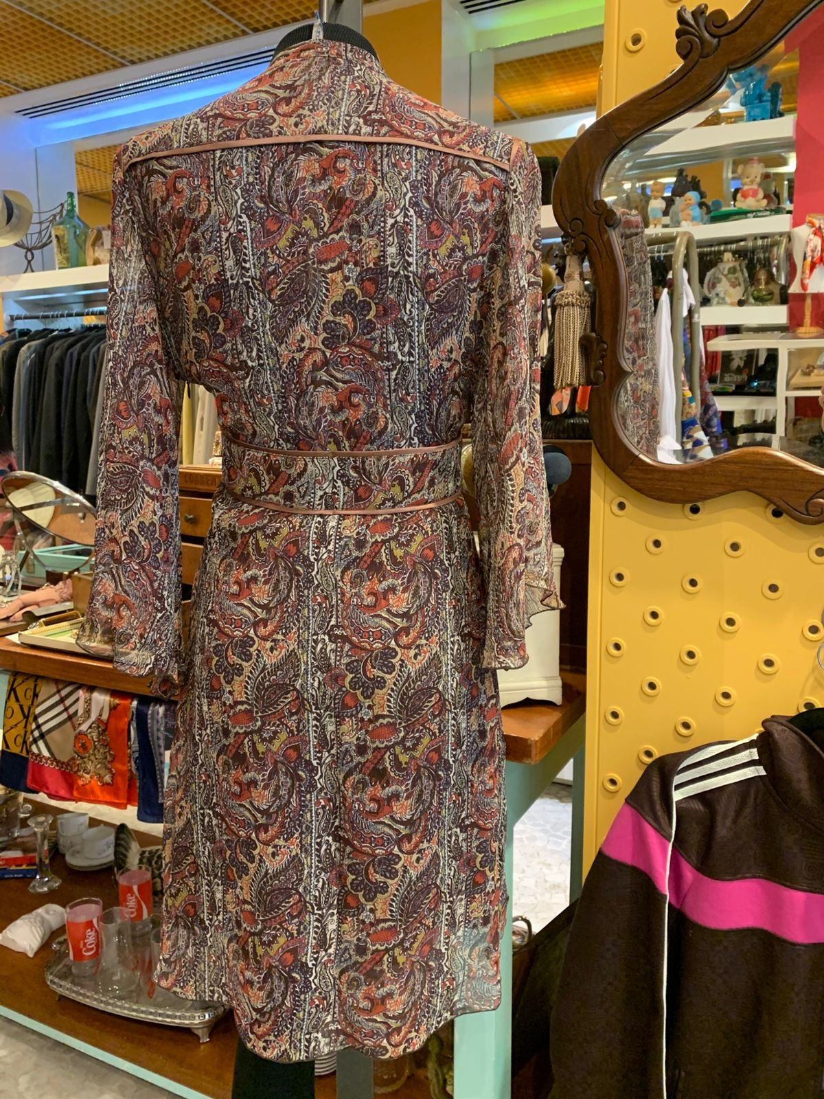 Vestido de seda marrom