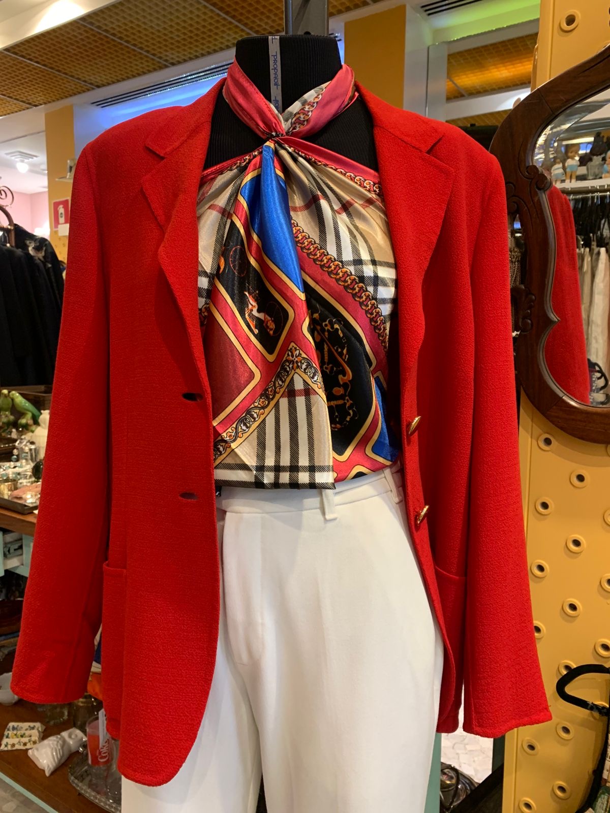 Lenço de cetim vermelho bege e azul