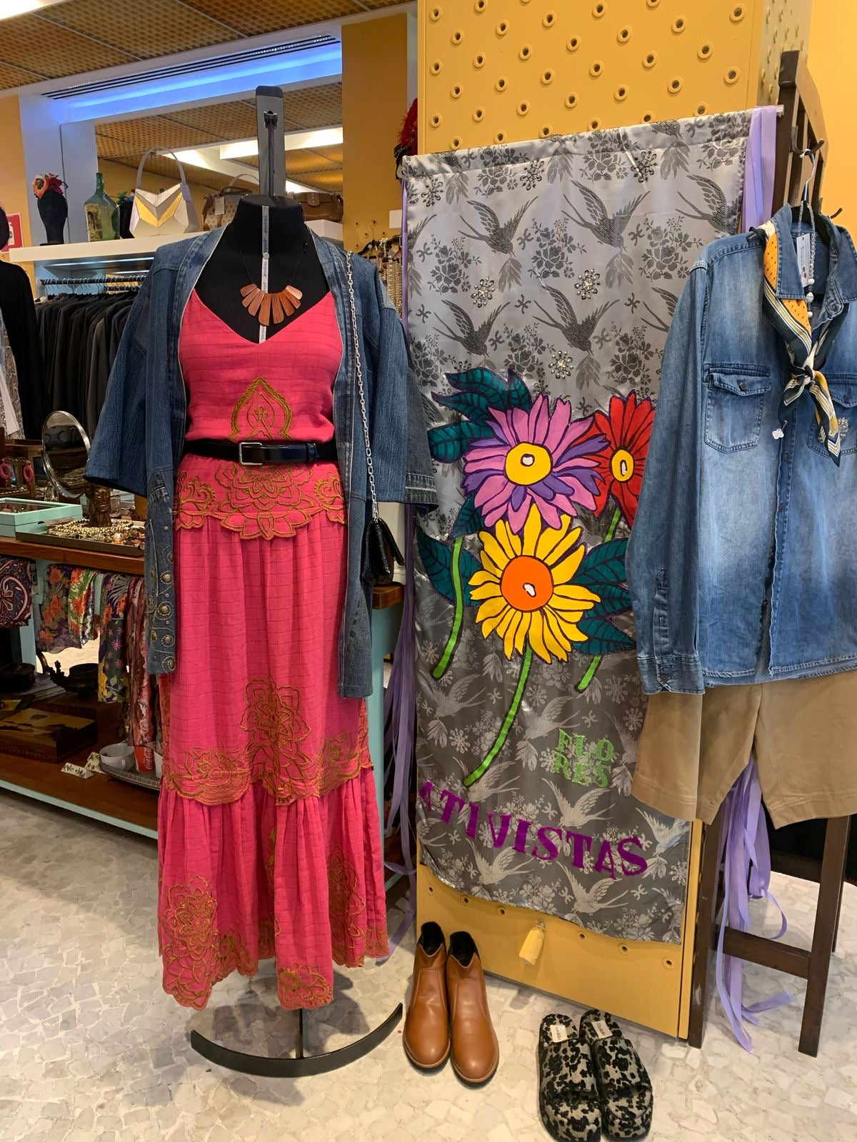 Vestido de linho pink com bordados dourado