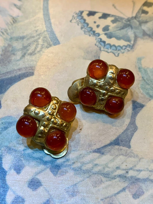 Brinco de pressão dourado com quatro pedras vermelhas