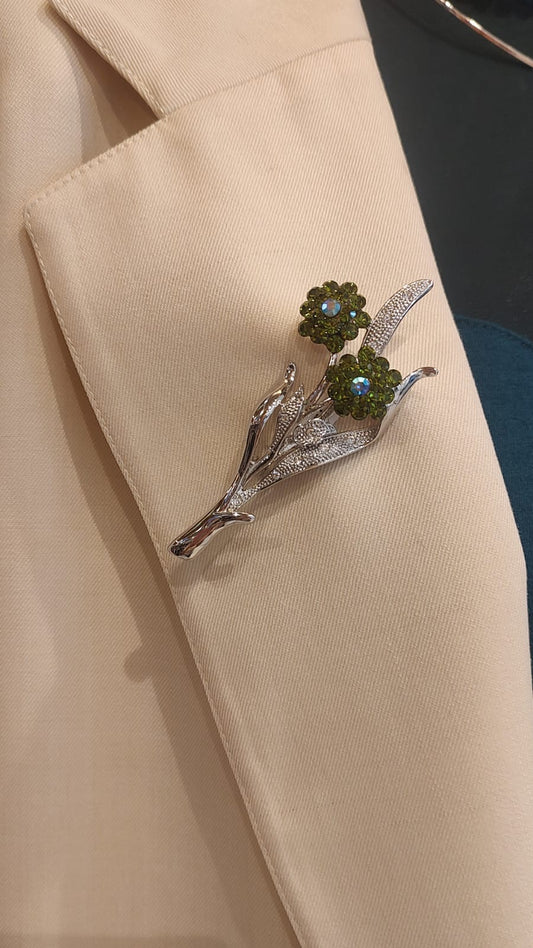 broche prata com flor verde