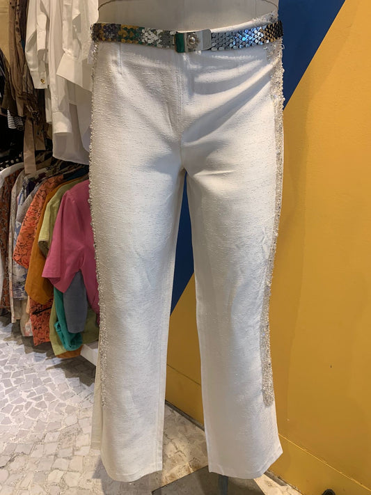 Calça branca com lantejoulas do lado e fenda