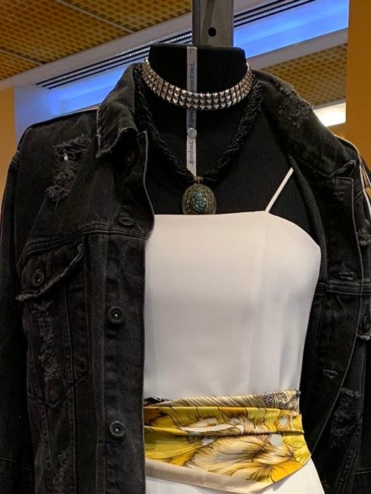 Colar preto em missangas