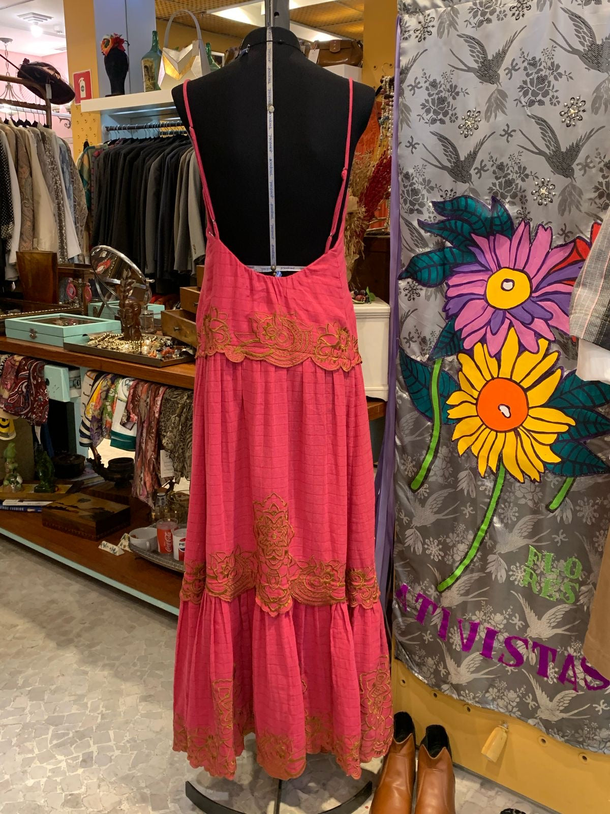 Vestido de linho pink com bordados dourado
