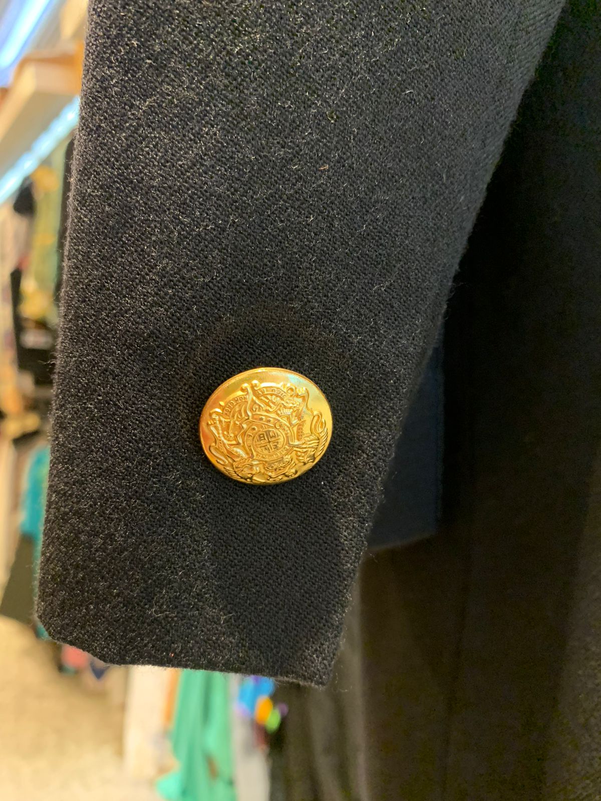 Blazer vintage com brasão dourado