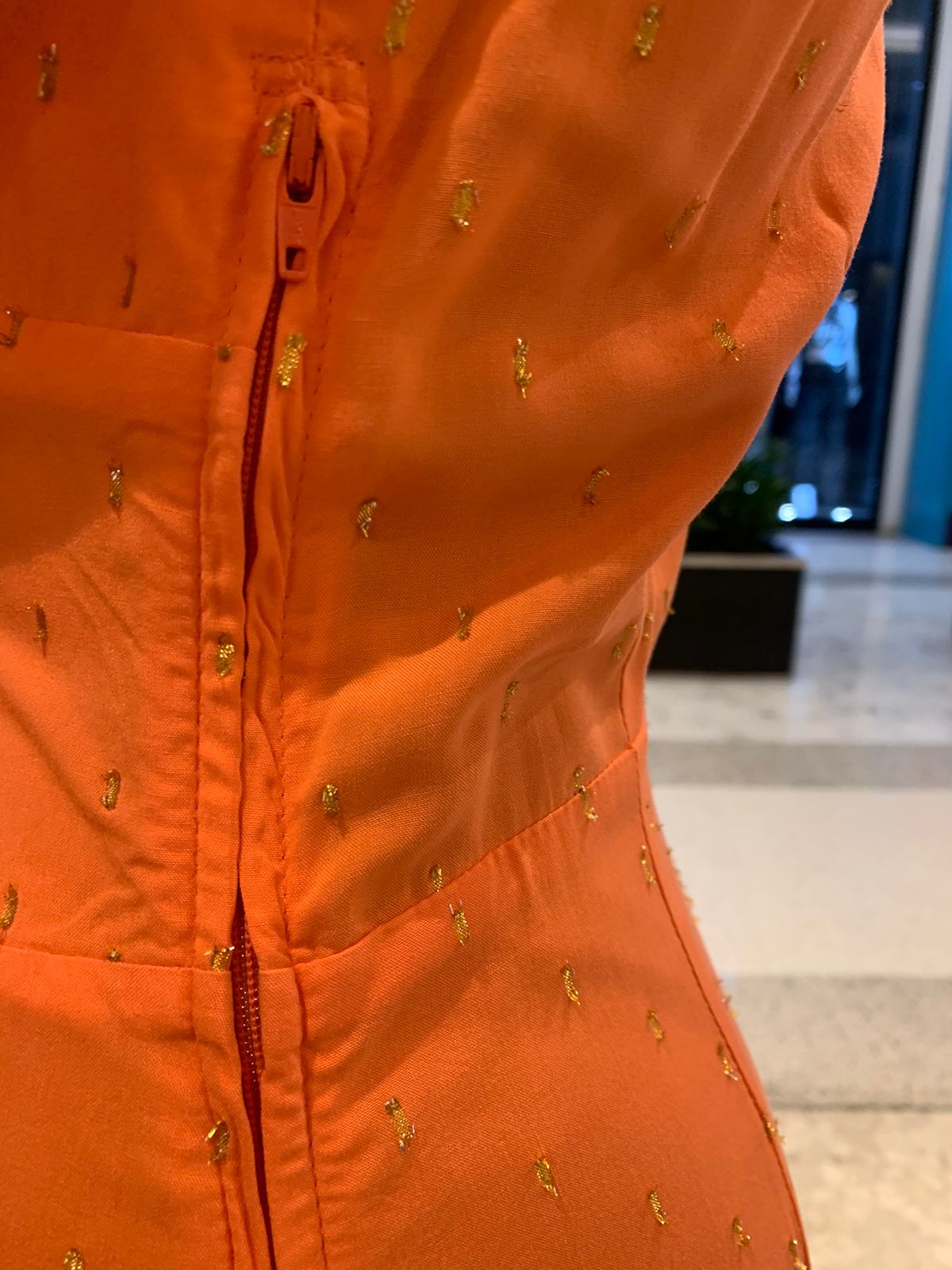 Vestido coral com lurex