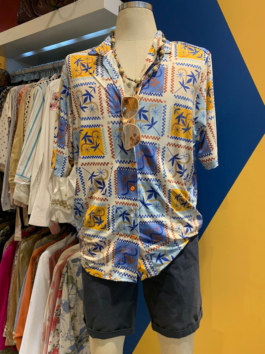 Camisa azul e amarelo estampada