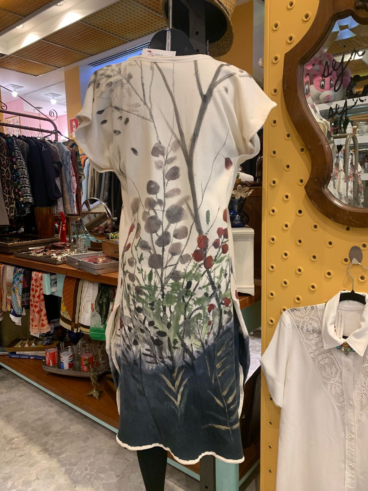 Vestido curto pintado a mão