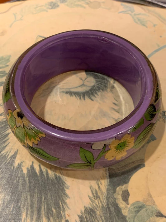 Pulseira de acrílico lilás com desenho floral