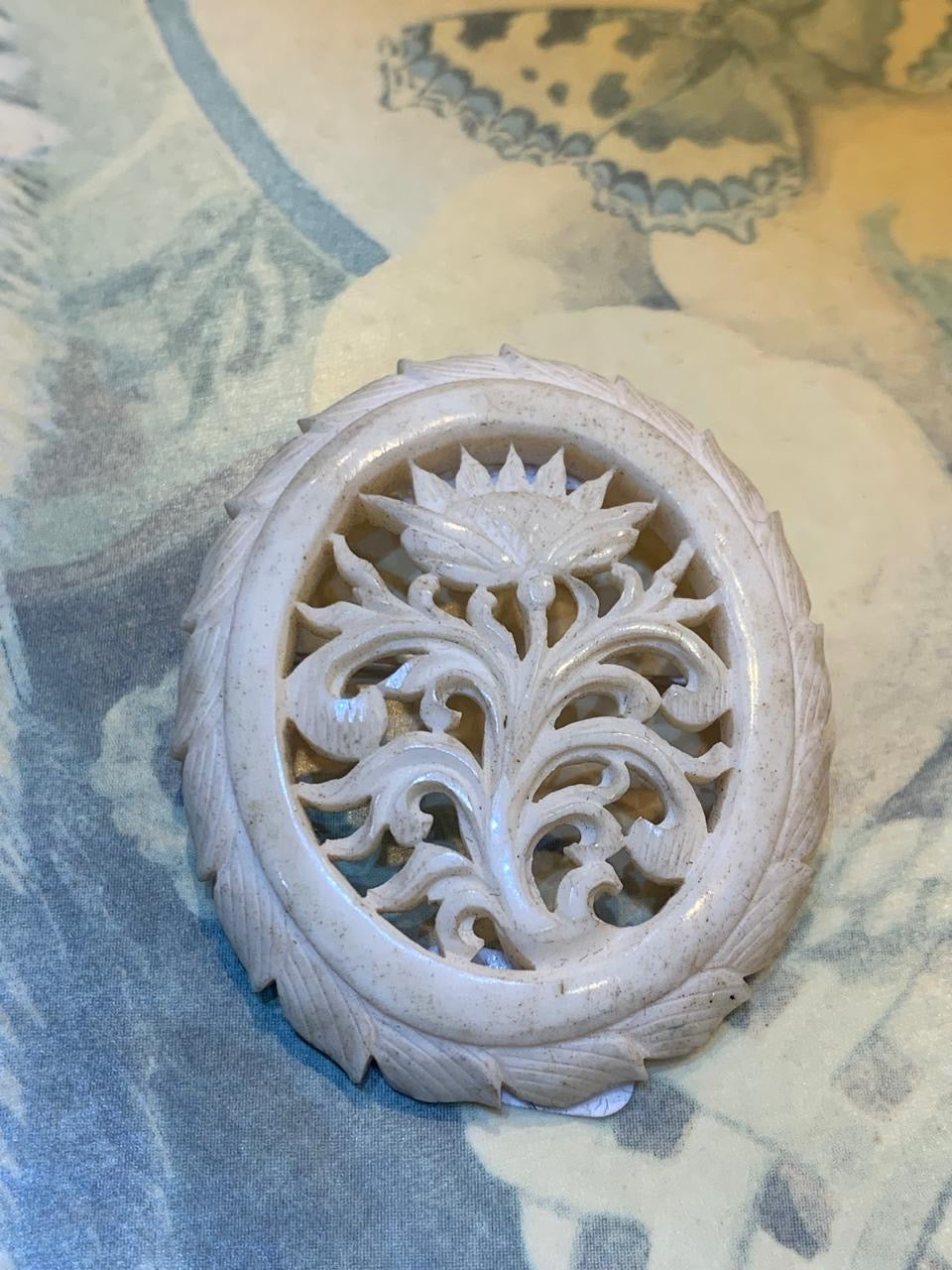 Broche vintage de osso feito a mão