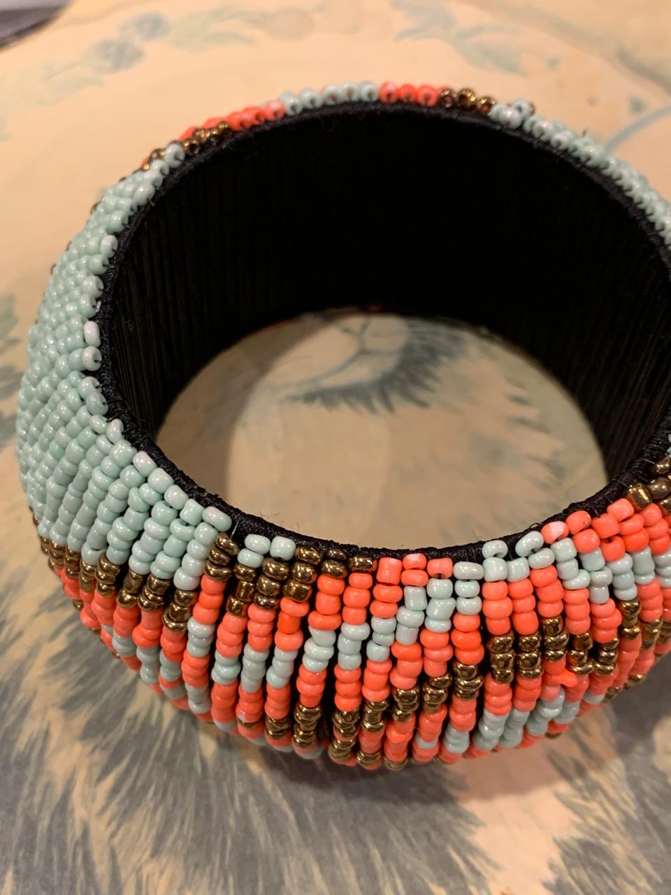 Pulseira grossa em trama e miçangas
