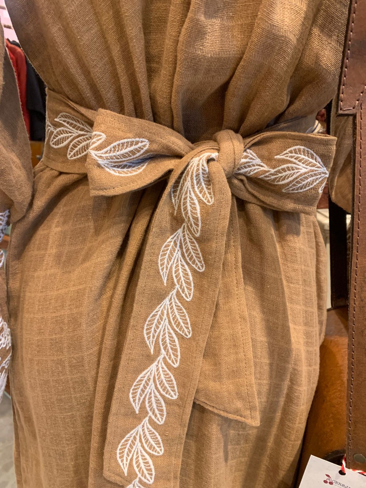 Vestido de algodão natural sem tingimento e bordado