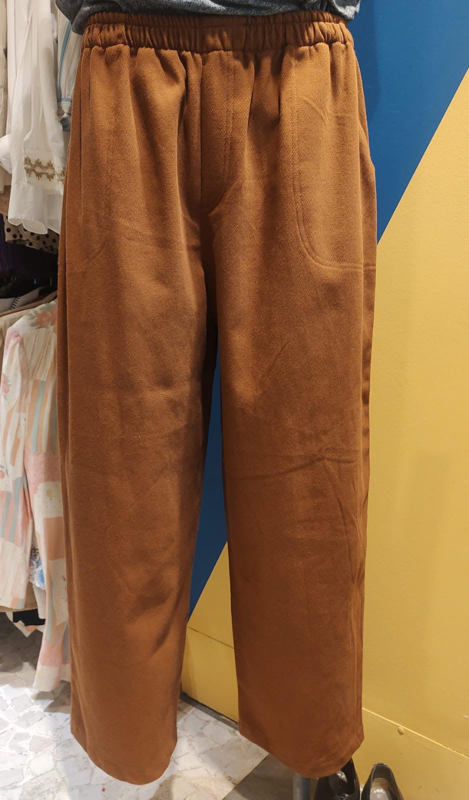 Calça marrom de pequeno produtor