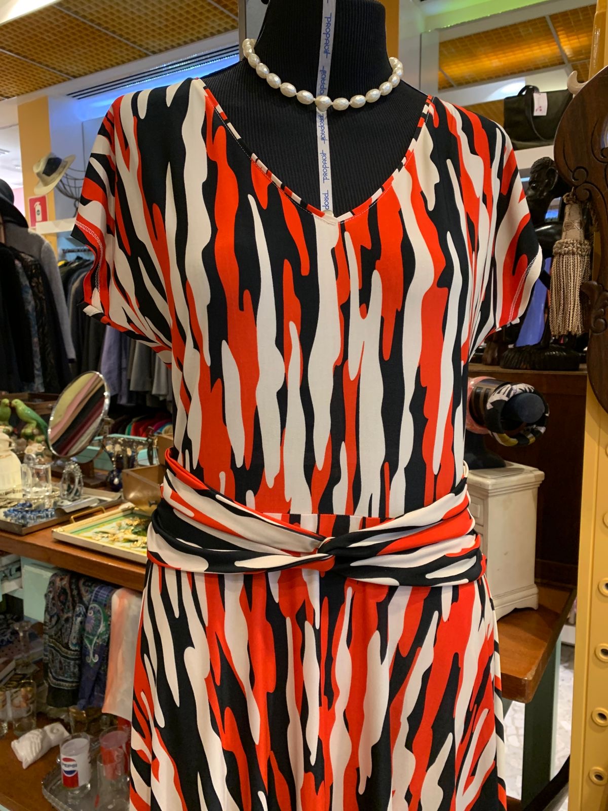 Vestido vermelho preto e branco