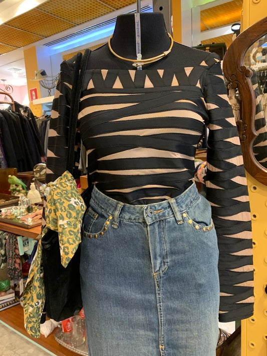 Blusa nude e preta